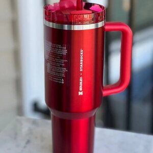 Starbucks x Stanley 2023 Holiday Red 40oz Tumbler – Limited Edition (Cup in Hand